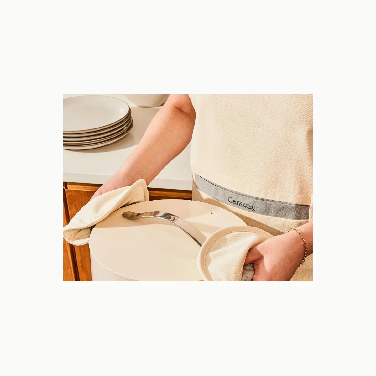caraway-organic-cotton-apron-100-cotton-full-coverage-chef-apron-with-pockets image 4